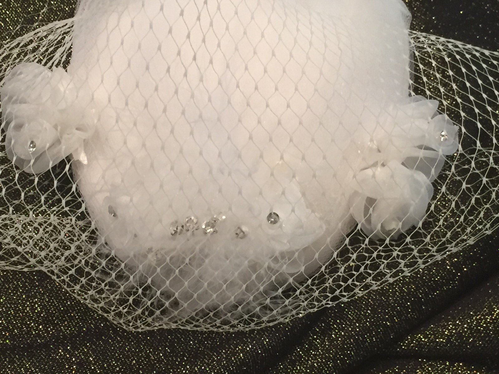 BRIDAL WHITE NETTING TEAR DROP FASCINATOR HAT-BIRD CAGE NET FRONT BLUSHER-NEW