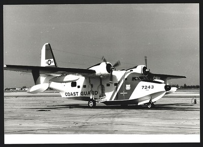 Fotografie Flugzeug Grumman HU-16 der Coast Guard auf Flugfeld, Kennung 7243, A 