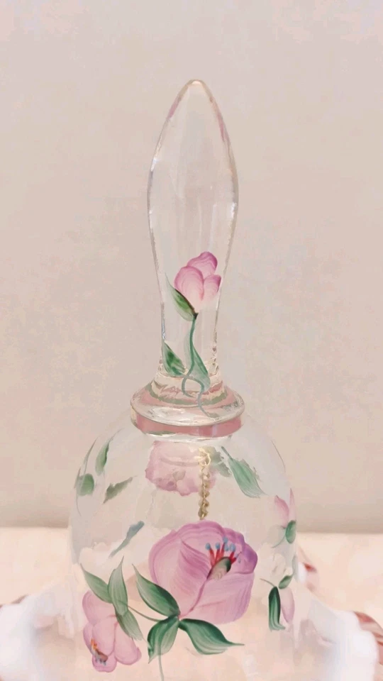 Campana opalescente con cresta rosa con volantes Fenton firmada pintada a mano, 7" Foto 3 de 4