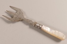Gabel drei Zinken Brotgabel Perlmutt Perlmuttgriff Sheffield England ziseliert v