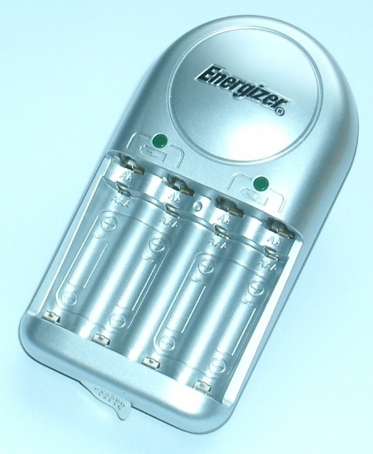 Energizer Maxi NiMH Battery Charger MODEL CHVC3UK Input AC220240V 50