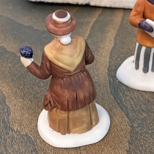 Dept 56 Dickens Violet & Chestnut Vendors & Carolers - 5580-8 -Retired (XM3) - Picture 3 of 8