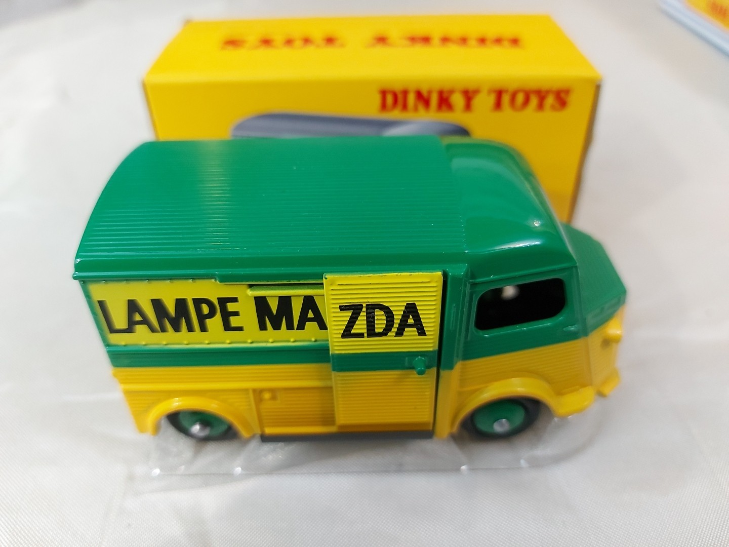 Fourgon Citroën H Mazda 1/43 Dinky Atlas pour décoration bureau rétro vintage