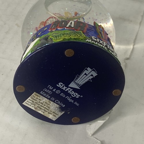 Six Flags Marine World Snow Globe Glitter Souvenir 3.5" X 2.75" - Picture 4 of 4