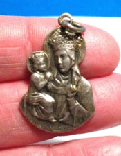 STERLING SILVER SAINTE ANNE DE BEAUPRE MEDAL VINTAGE 4.4 GRAMS 18 X 28 MM