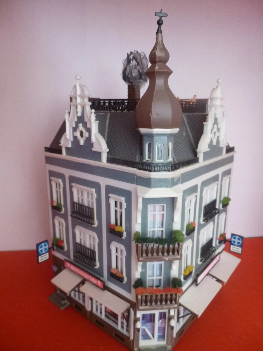 Faller - Stadt-Eckhaus " Apotheke " beleuchtet in H0