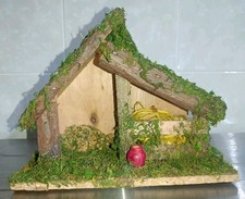 Capanna Presepe Legno Alta 17 Lunga 20 Cm Con Vaso Terracotta Paglia In Tessuto 