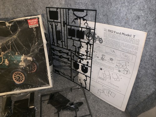 Academy Minicraft 1912 Ford Model T 1/16 Scale Model Kit #1508 - Picture 9 of 10