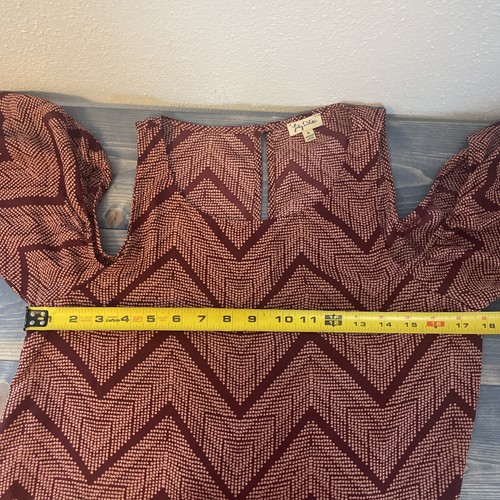 Lily White Maroon Geometric Long Sleeve Cold Shoulder Blouse Womens SMALL (B9) - Picture 9 of 10