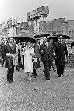 Queen Elizabeth II visits the ruins of Pompeii Italy 19th October - Old Photo 3