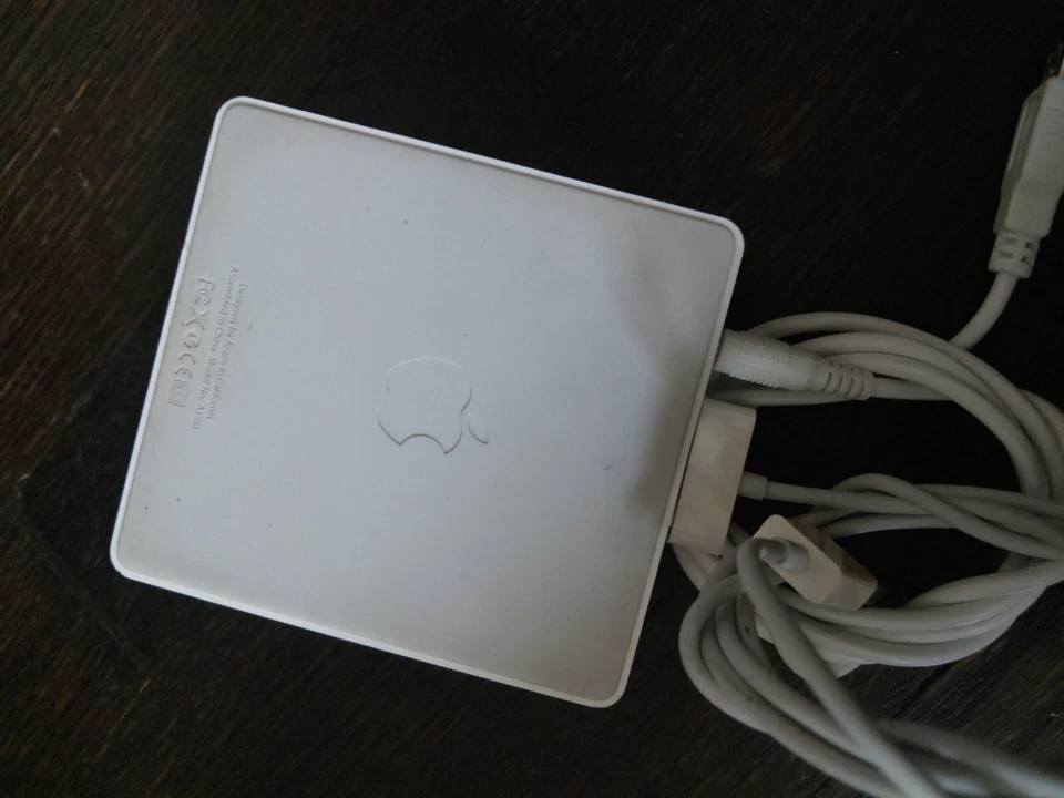 Apple IPAD 2/3 Docking Station Charger Model # A1381 - Image 4 of 4