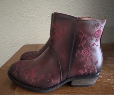 Taos Privilege 2 Chelsea Boots 6.5 37 Red Embroidered Western Rodeo Festival