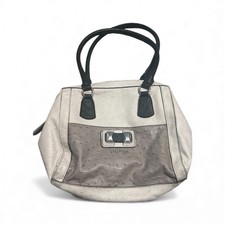 Borsa a mano Guess quadrata con logo testurizzato nera