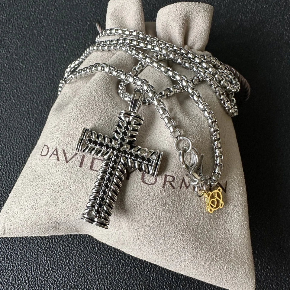 Colgante Cruz Chevron David Yurman Plata de Ley 925 con Diamantes Negros 20" Foto 4 de 4