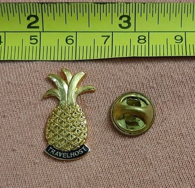 Gold Tone Pineapple Travel Host Hospitality Jacket Lapel Pin
