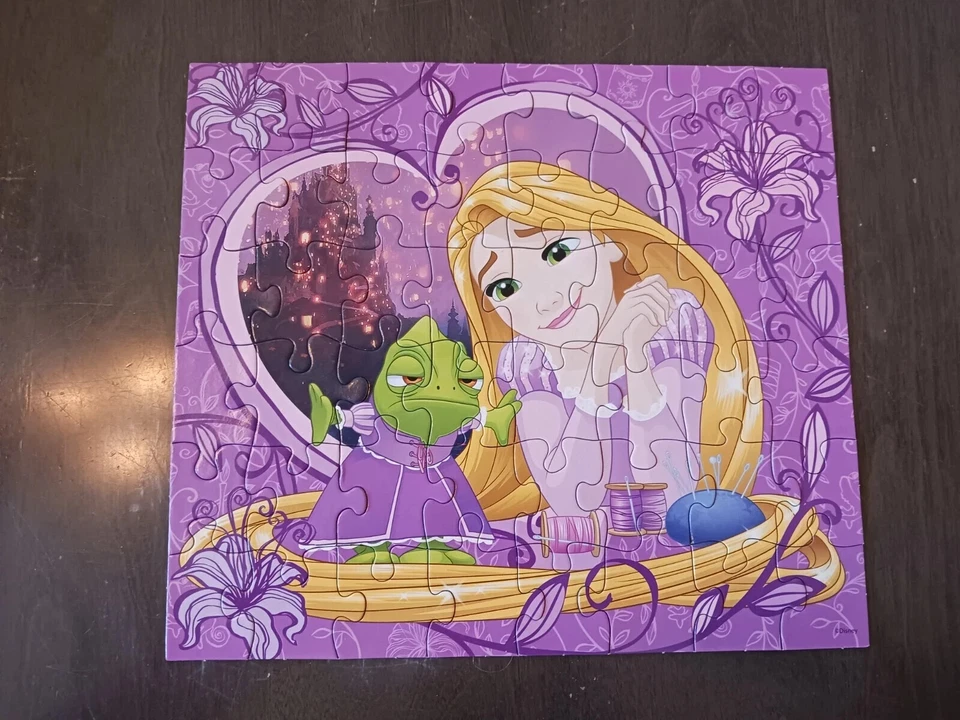 2 rompecabezas completos de 48 piezas diferentes de princesas Disney Rapunzel y Aurora Foto 3 de 4