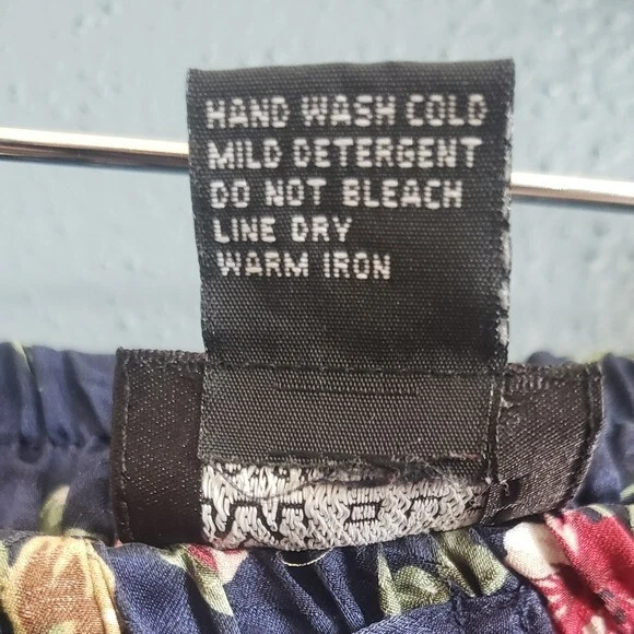 MORGAN TAYLOR 100% silk blue red floral shorts sz Small pull on stretch EUC - Image 4 of 4