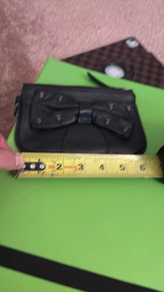 Muñequera de cuero con calavera tachonada Betsey Johnson muy linda nueva Foto 4 de 4