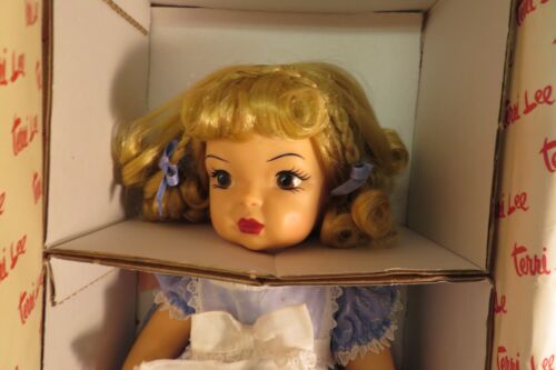 MUÑECA DE PLÁSTICO TERRI LEE LITTLE LADY PINAFORE 16" #320002 IOB CASI NUEVA CON CERTIFICADO DE AUTENTICIDAD EDICIÓN LIMITADA - Imagen 3 de 9