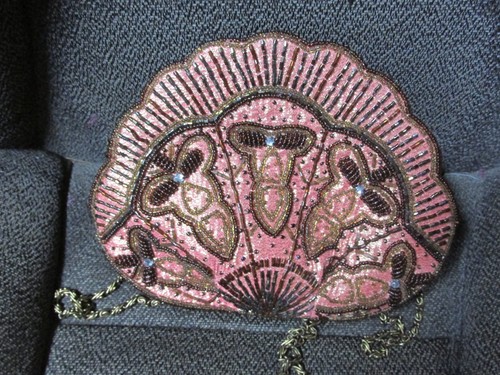 ""SAC À MAIN DE SOIRÉE COULEUR SAUMON, EN FORME DE COQUILLE AVEC PERLES BRUNES"" - UNIQUE