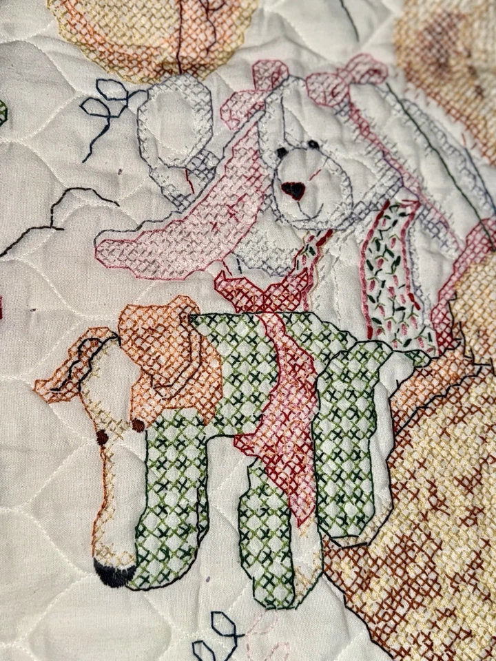 Edredón de bebé de colección bordado a mano, punto de cruz oso de peluche y amigos 32 x 40 pulgadas Foto 3 de 4