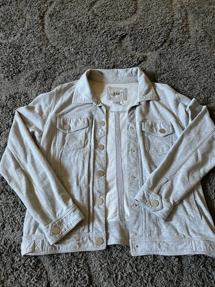 Jaqueta Live A Little feminina cinza claro com fecho de botão tamanho médio - Imagem 2 de 4