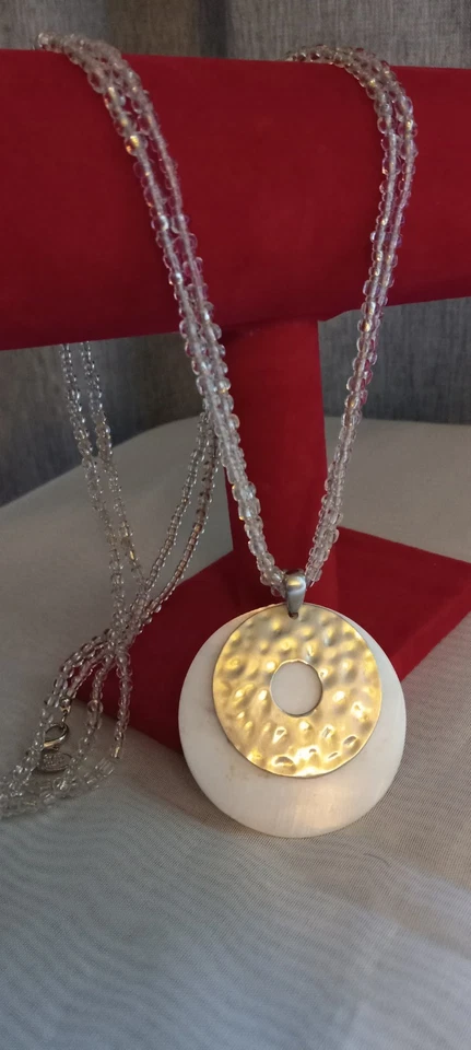 Collar de cuentas transparentes multihiebra Cookie Lee con colgante circular MOP (de colección) Foto 3 de 4