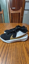 Boys Youth Nike Team Hustle D10 athletic shoe sz. 7Y
