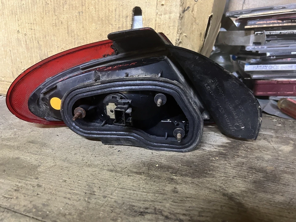 PONTIAC SUNFIRE КУПЕ 2 ДВЕРИ ЗАДНИЙ ФОНАРЬ ПАССАЖИРСКОЙ СТОРОНЕ ИМЕЕТ ЛАМПОЧКУ OEM 1995-1999 - Изображение 4 из 4