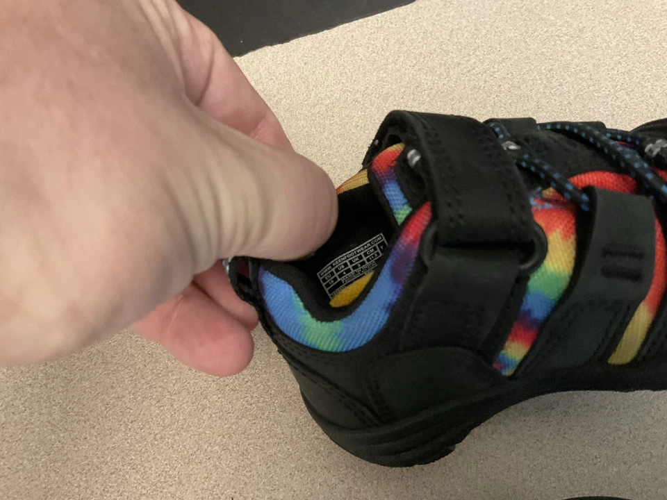 全新! 学步儿童 Keen Newport 黑色/领带染料皮革凉鞋。 4C 码 真棒!!! — 第 3/4 张图片