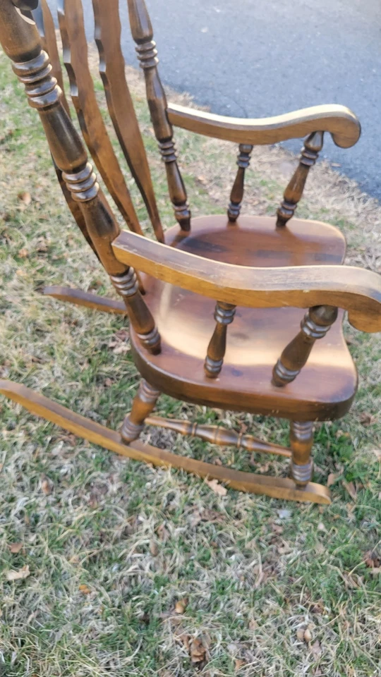 Mecedora de madera maciza vintage Nichols & Stone Windsor con respaldo arqueado Massachusett Foto 3 de 4