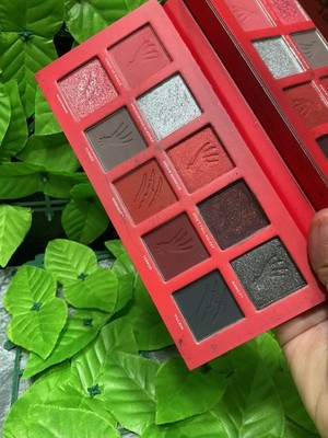 NEW GLAMLITE x NIGHTMARE ON ELM STREET DREAM MASTER EYESHADOW PALETTE