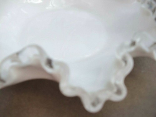 VASO DE LECHE FENTON~CRESTA DE PLATA~BORDE DE VOLANTE~BLANCO/CLARO~PLATO DE NUECES DE CARAMELO CON PATAS~8"D - Imagen 6 de 7