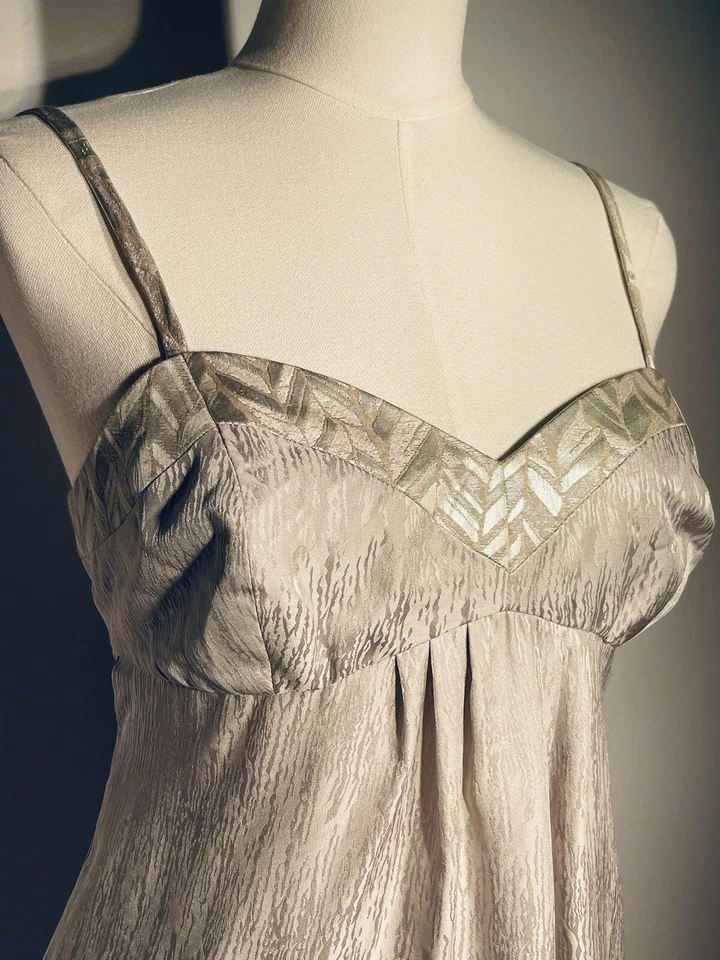 Trina Turk Babydoll Y2K SILK Women’s Top Size 8 Festival holidays Romantic glam  - Image 2 of 4