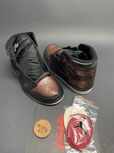 W NIKE AIR JORDAN 1 HIGH OG FEARLESS 