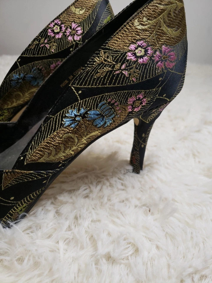 Zapatos de salón vintage Caparros floral punta talla 8,5B negro y dorado satinado Foto 4 de 4