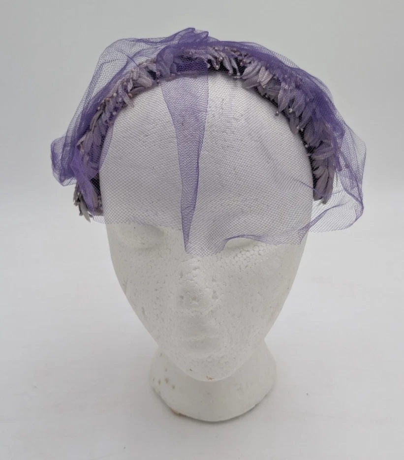 Diadema de medio sombrero púrpura imitación pluma malla vintage años 50 60 para mujer Foto 4 de 4