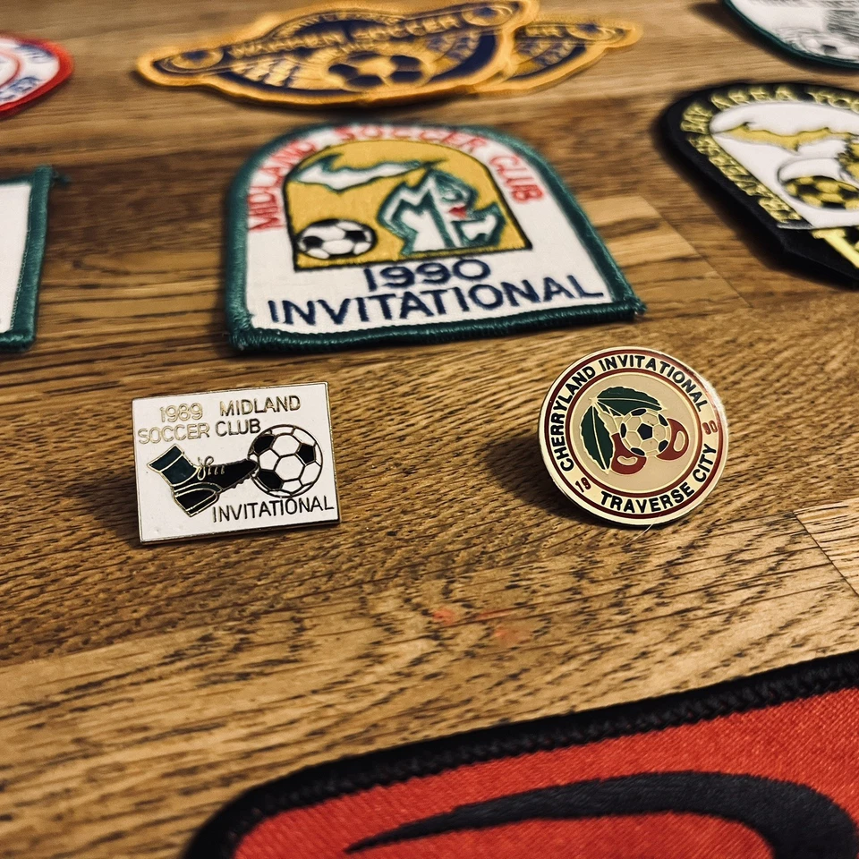 15 parches de fútbol juvenil vintage y 2 alfileres | Lote 1988-1991 de Mich., Ohio, Ind. Foto 2 de 4