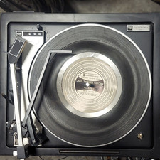Realistic Lab 24B 4-Speed Turntable Anti-Skate /-6 Pitch RCA Black/Silver