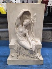 La Pensee Relief Palatino Collection Statue 8312