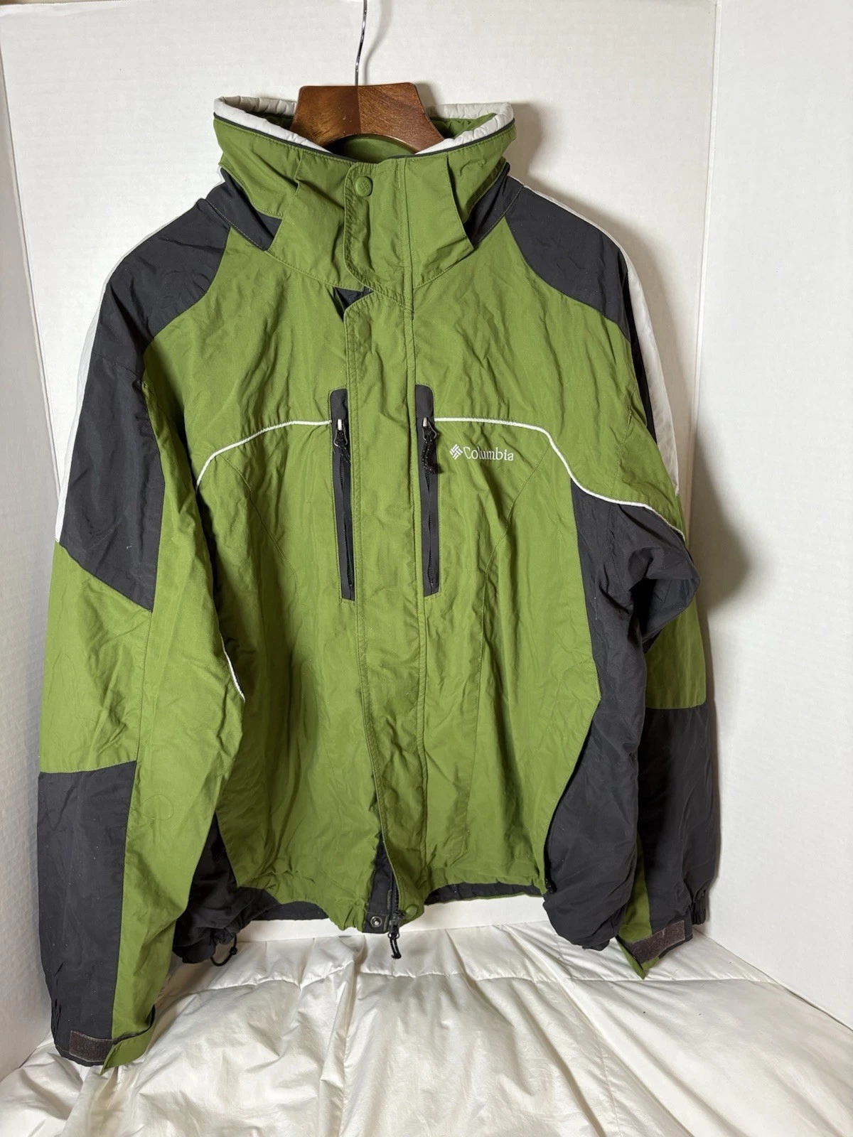 Columbia Men’s L Ski Jacket Green Black Zip Snap Pockets can tighten Wrist Nylon
