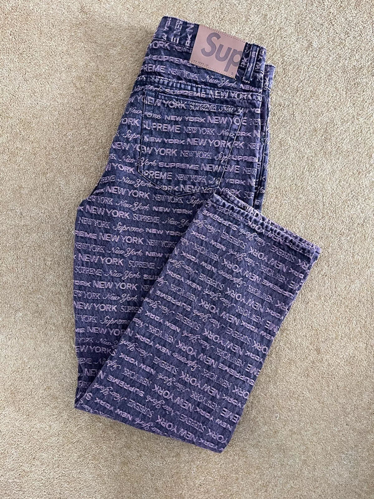 Pantalon jean denim violet jacquard répété logo Supreme New York taille 30