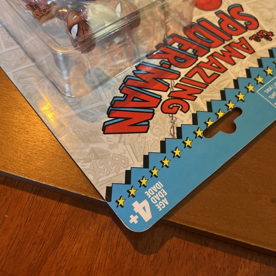 Boneco de ação retrô Marvel Legends Spider-Man com fatia de pizza novo na caixa - Imagem 4 de 4