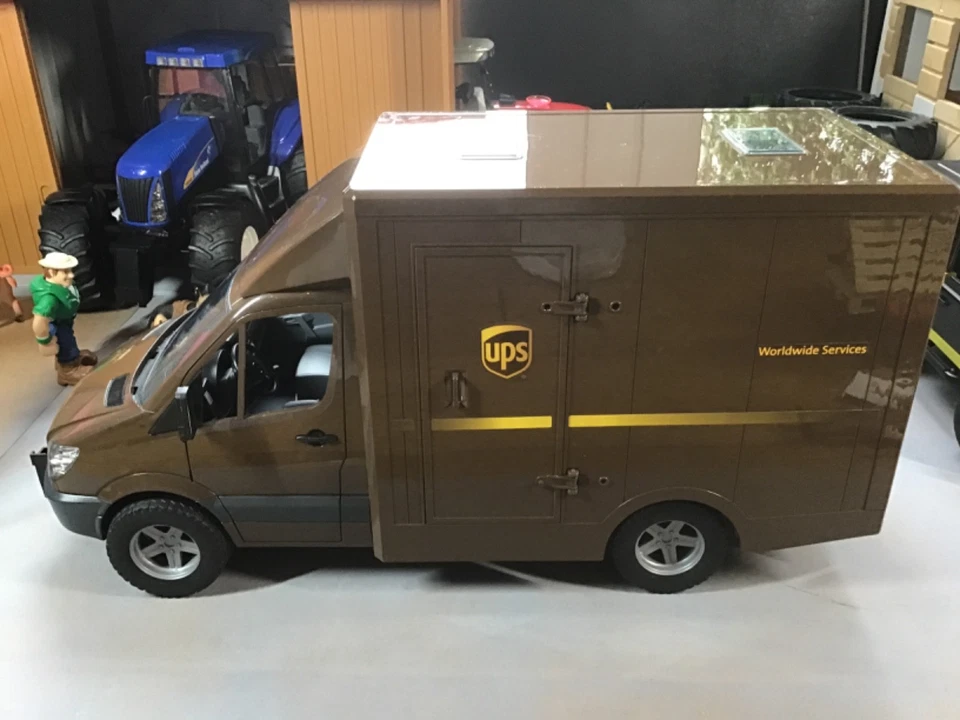 Bruder 1:16 Mercedes Sprinter U.P.S. Delivery Van, Linde Forklift, Hand forklift - Image 2 of 4