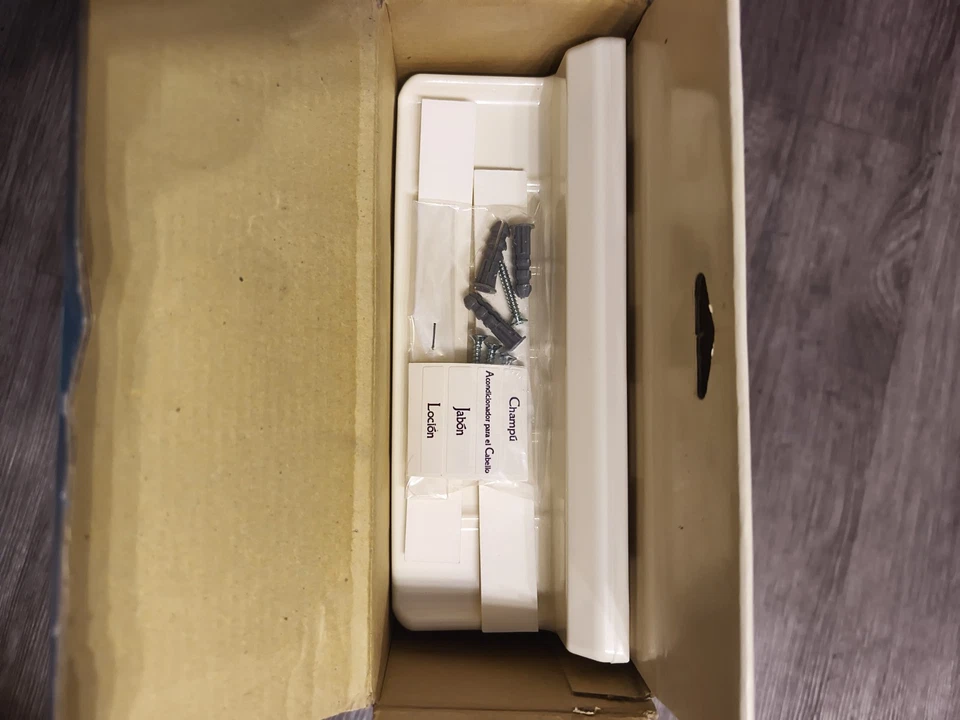 Liquicaddy montado en la pared Mainstays - Dispensador de jabón de 3 cámaras Foto 3 de 4