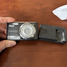 Nikon Coolpix S560 10.0 MP 5x Optical Zoom Compact Digital Camera With Charger