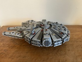 LEGO Star Wars 75105 Millennium Falcon complete w/ figs, accessories, manual