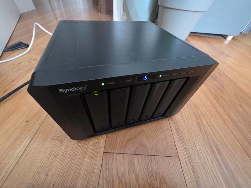 Synology DiskStation DS1515 5-Bay NAS Enclosure with 4GB RAM NAS, Plex, HOMELAB