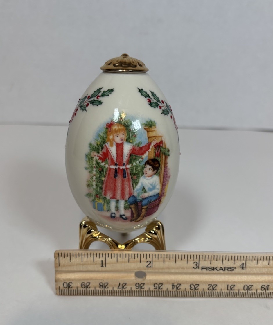 LENOX VINTAGE  1995  PORCELAIN DECORATIVE EGG WITH GOLD STAND 