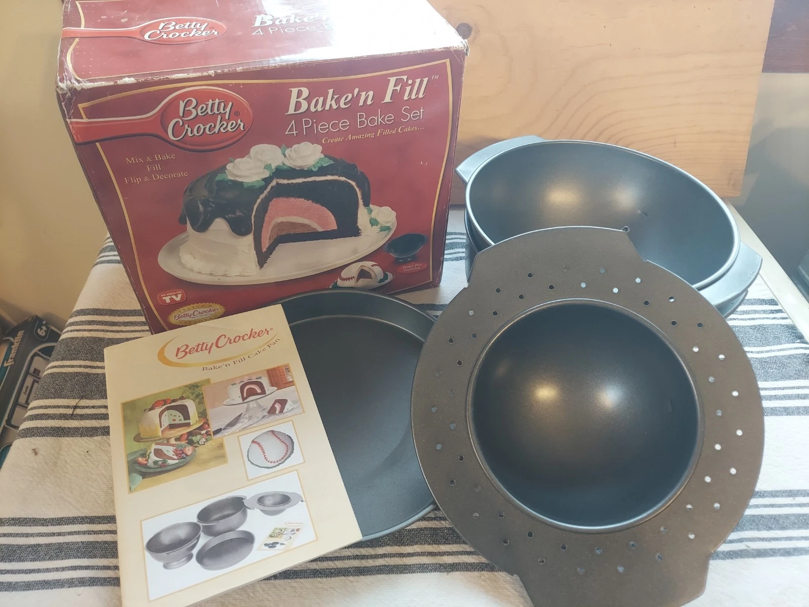 Betty Crocker Bake'n Fill 4 Piece Bake Set As Seen On TV 2005 Cake Pans